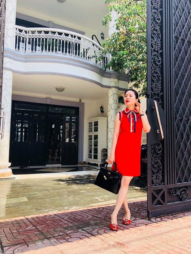 Ngôi nhà được thiết kế theo phong cách châu Âu, có bể bơi, là nơi để cả Shbet111 slot, casino, thể thao, xổ số cô thư giản. Dù chưa từng tiết lộ về căn biệt thự này nhưng với mức độ khang trang, người hâm mộ cho rằng giá trị của nó không hề nhỏ   