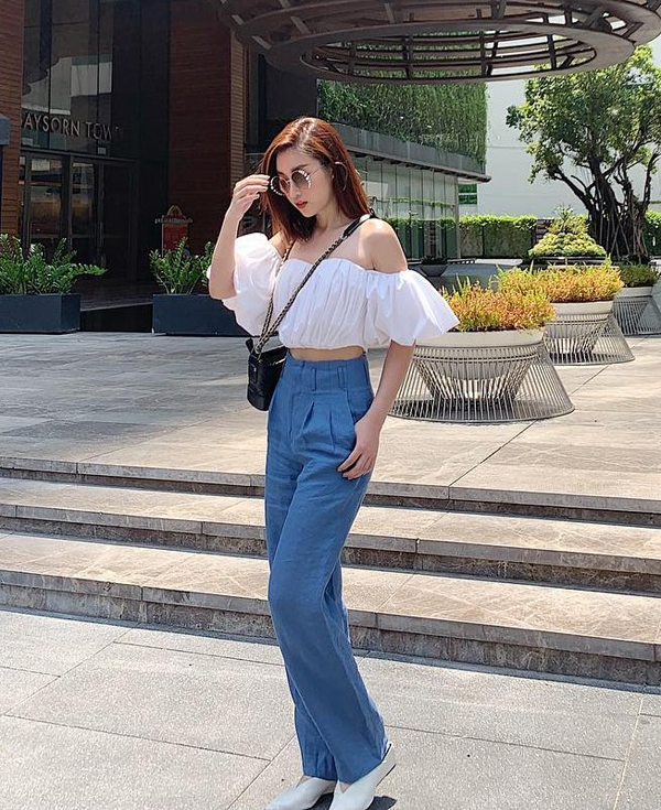 Hoa hậu Đỗ Mỹ Linh lại làm mát ngày hè bằng cách hòa trộn tông trắng - xanh cho set đồ gồm áo trễ vai và quần vải thô.    