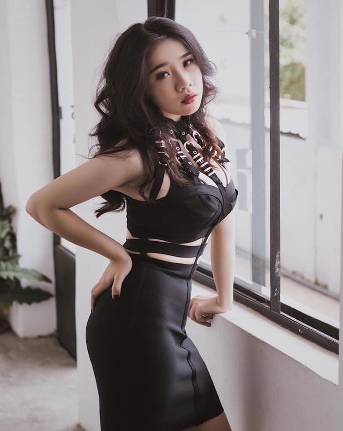 Đôi Shbet888 phiên bản mới nhất và vòng eo cực kì thon gọn của cô nàng.  