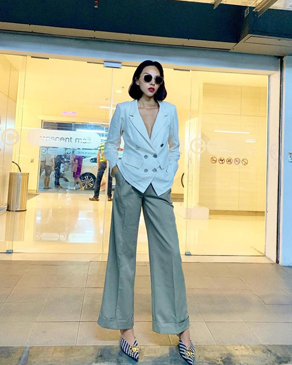 Minh Triệu sexy và sang chảnh với cách diện áo blazer cùng quần ống rộng hài hòa về màu sắc.     