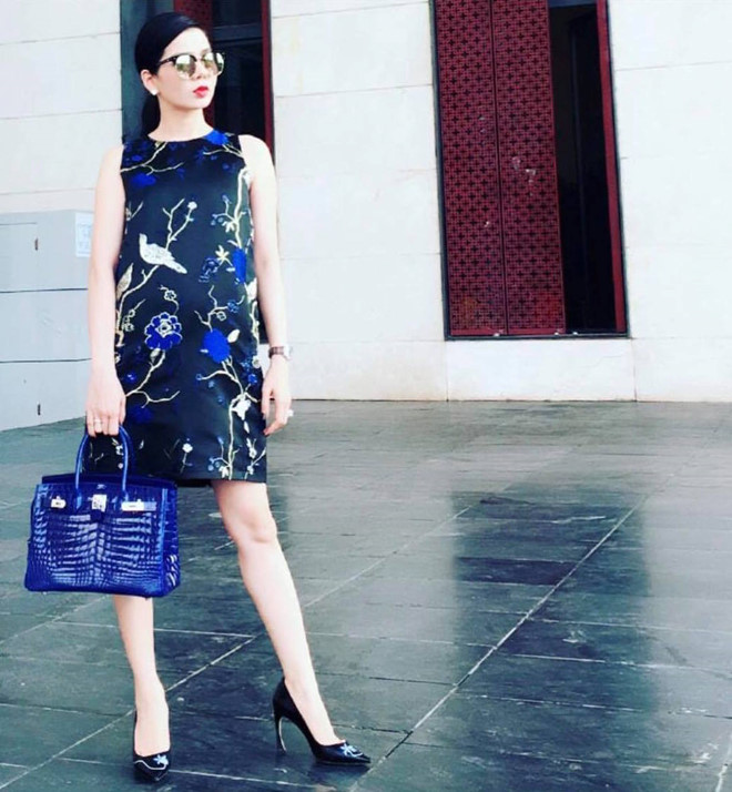 Bên cạnh đó, Lệ Quyên còn khiến khán giả ghen tị khi sở hữu loạt túi xách hiệu đắt tiền. Trong ảnh, chiếc túi của cô đến từ thương hiệu Hermes Birkin da cá sấu có giá hơn 1,6 tỉ đồng. Được biết, nữ ca sĩ sở hữu gần 10 chiếc túi này nhưng khác về màu sắc để thuận tiện việc phối đồ  