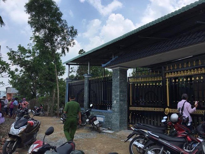 Bên ngoài ngôi nhà nơi xảy ra vụ việc. Ảnh: Lao Động
