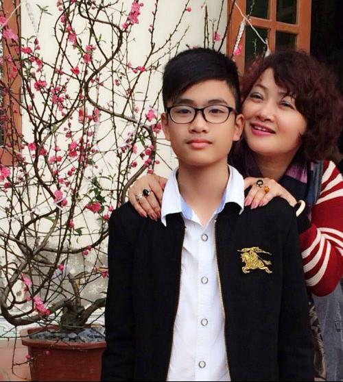 Nghệ sĩ Trà My cùng con trai của mình