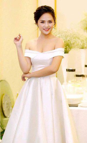 Đầm trễ vai giúp diễn viên khoe vòng một.