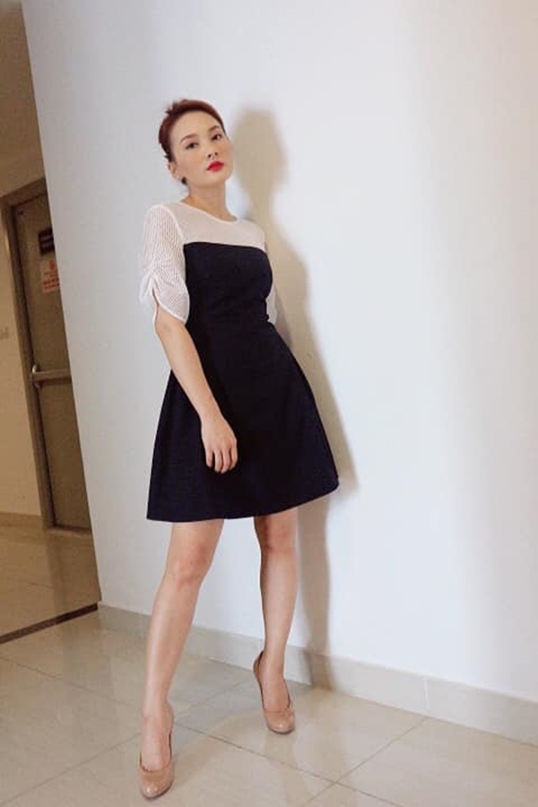 Dù có phong cách street style đa dạng nhưng những chiếc váy liền thanh lịch vẫn là kiểu đồ được cô yêu thích nhất.    