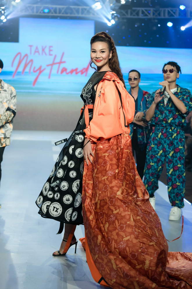 Sự xuất hiện của nữ siêu mẫu đình đám nhận được nhiều tràng vỗ tay cổ vũ của các khách mời tham gia chương trình.    