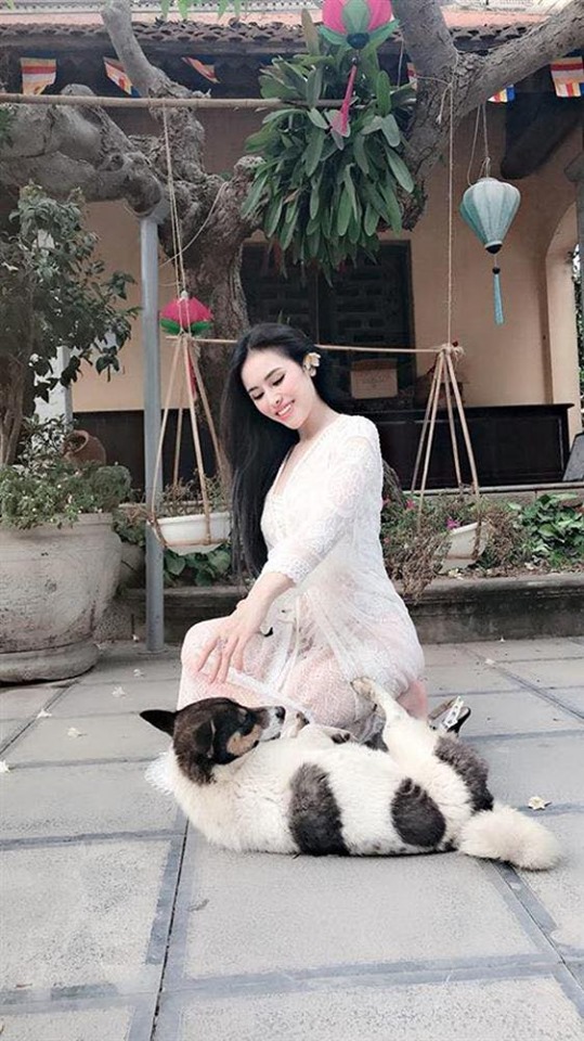 Thư Dung với bộ đồ mỏng tang.    