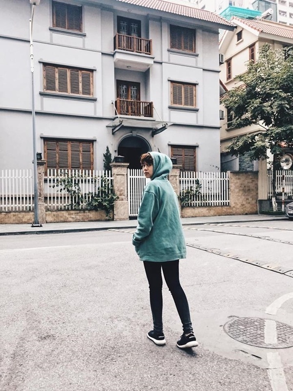  Áo hoodie nỉ, quần jean và sneaker chính là combo Shbet999 com đăng nhập quen thuộc được cô nàng lựa chọn.    