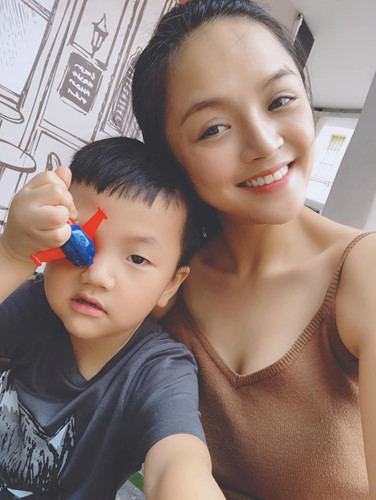 Bà mẹ một con thường xuyên diện áo hai dây khoe vòng một căng tròn.  