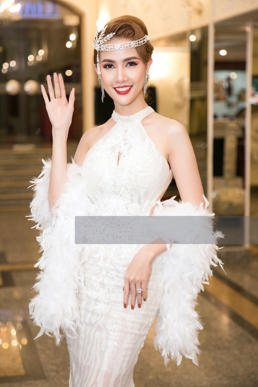 Phan Thị Mơ hóa nữ thần xinh đẹp với bộ váy trắng quyến rũ. Tuy nhiên, cô gây chú ý hơn cả khi đeo phụ kiện là chiếc nhẫn có giá 5,5 tỷ đồng. Trong sự kiện, cô nhận được nhiều câu hỏi rằng có phải sắp kết hôn hay không nhưng người đẹp chỉ mỉm cười đầy ẩn ý, cho biết cô đang cống hiến hết mình cho công việc còn chuyện kết hôn với cô ở độ tuổi nào cũng không muộn.    