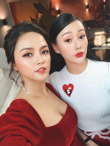Thu Quỳnh diện váy khoét ngực sâu khéo khoe đôi gò bồng đào nóng bỏng.  