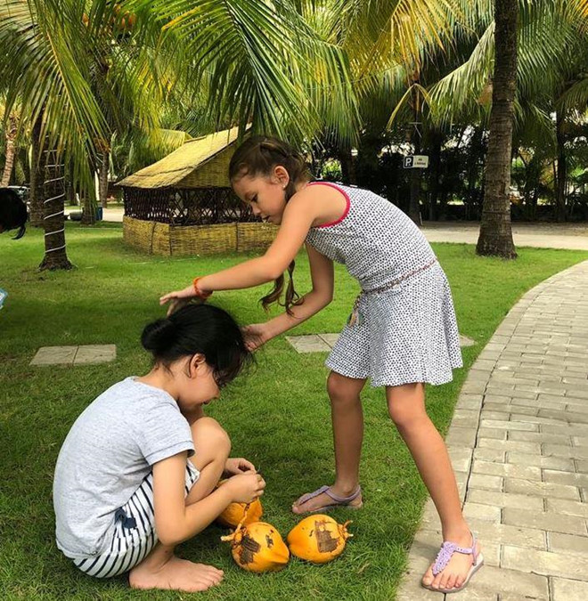 Mới 7 tuổi nhưng Tôm đã tự tay trồng được nhiều rau xanh và cây ở nhà. Trong ảnh là Tôm và Tép tự trèo cây, hái dừa trong một chuyến du lịch. Hồng Nhung nhấn mạnh: 