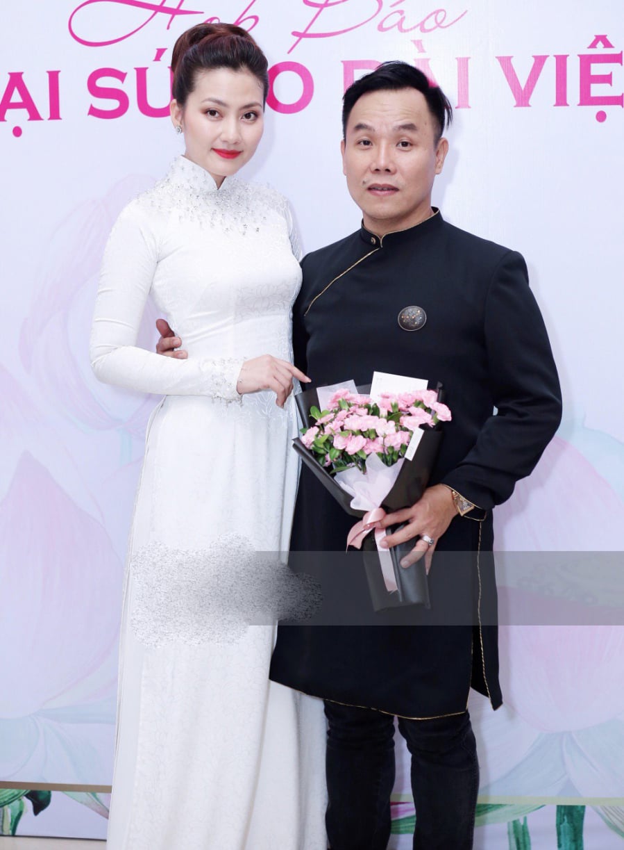 Cô đến để ủng hộ người anh thân thiết là NTK Việt Hùng.    