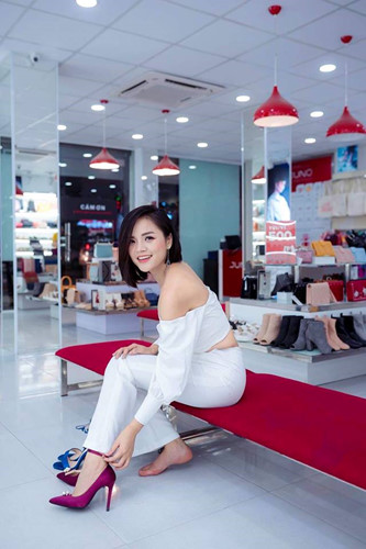 Người đẹp 31 tuổi còn đặc biệt yêu thích các kiểu áo crop-top.  