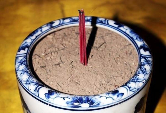 Không được xê dịch bát hương