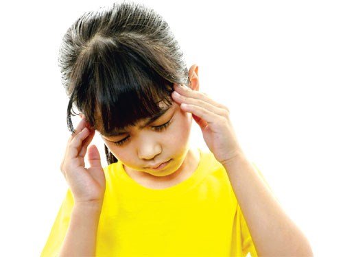 Khi trẻ kêu đau đầu cha mẹ nên lưu ý