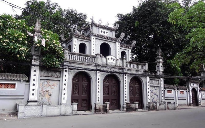 Theo những người có kinh nghiệm “rỉ tai” nhau, chỉ khi bạn còn độc thân đi chùa Hà cầu duyên mới ứng linh, những người có đôi có cặp không nên đi chùa Hà. 