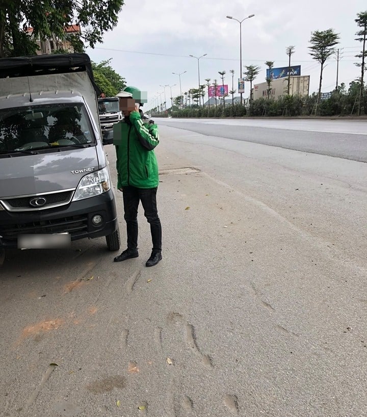 Anh chàng đặt xe máy nhưng lại có cả ô tô đến đón.