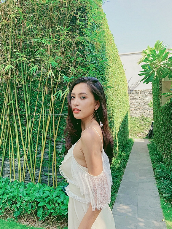 Tiểu Vy khoe nhan sắc ngày càng xinh đẹp và cuốn hút.  