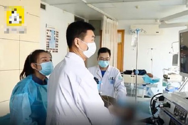Người phụ nữ sau đó đã phải nhập viện để gắp sợ dây chuyền ra ngoài.