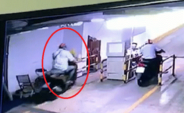 Tên trộm SH phóng xe qua mặt bảo vệ.
