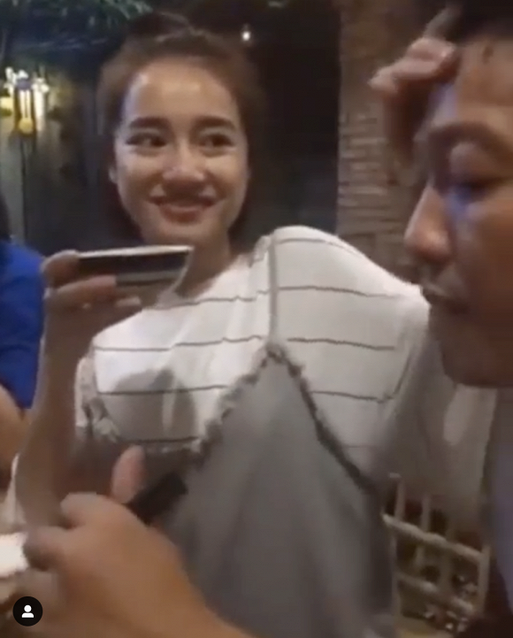 Nhã Phương và Trường Giang cực tình cảm trong đoạn clip.