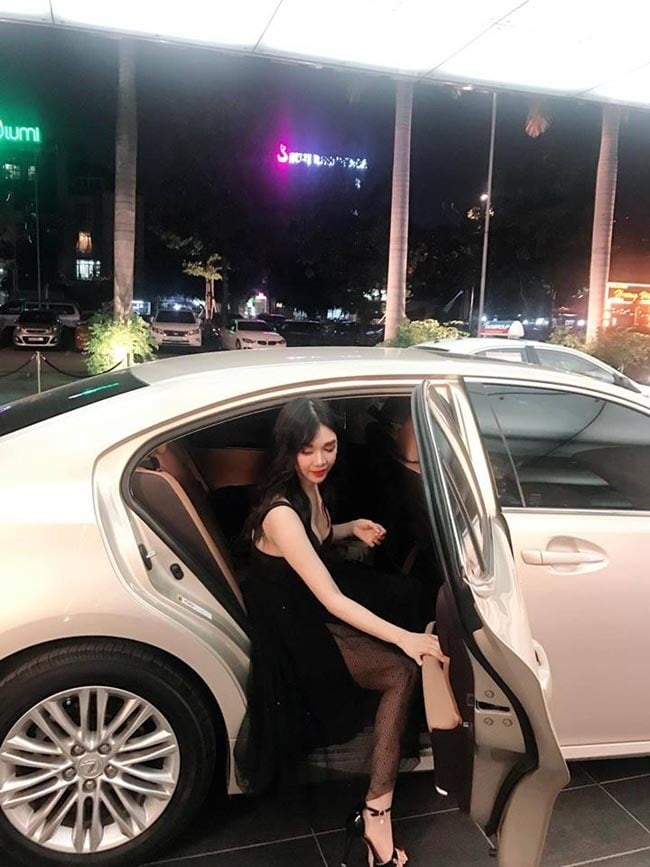 Thanh Bi xuất hiện tại một sự kiện bên chiếc xế sang.  