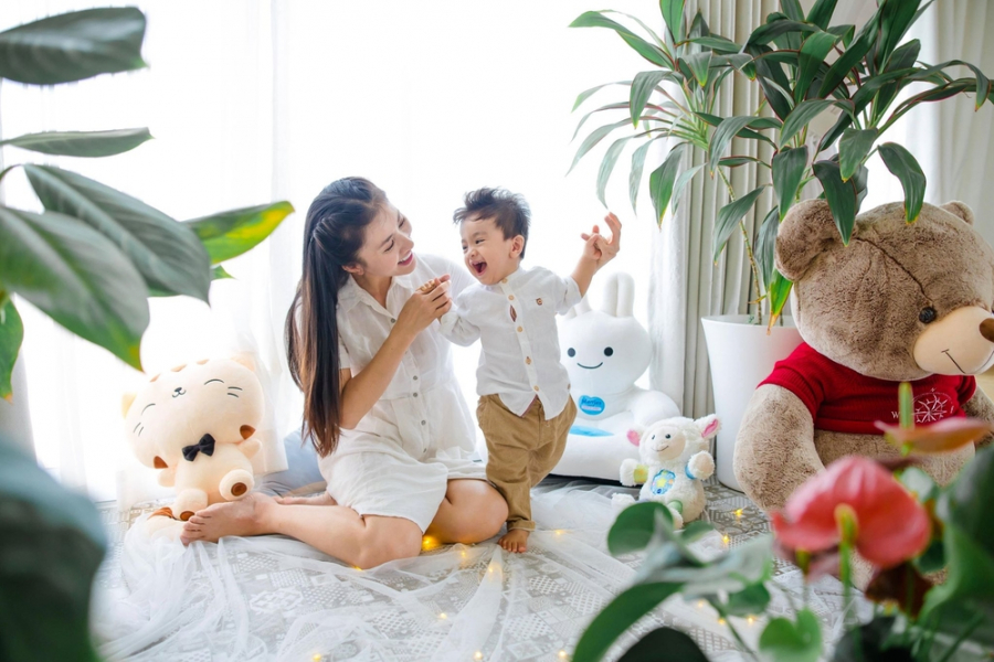 Việc chăm con khiến cô khá vất vả, không còn thời gian ngủ nghỉ nhưng khi đi làm xa, nữ diễn viên nhớ con đến không ngủ được.