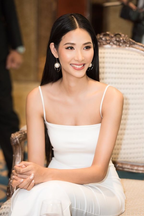  Người đẹp chọn đôi hoa tai làm từ ngọc trai làm tăng vẻ sang trọng, đài các. Bên cạnh vẻ mặt sắc lạnh thường thấy trong mỗi khung hình, thì thời gian gần đây Hoàng Thùy đã biết tiết chế lại. Cô thường khoe nụ cười tươi chuẩn hậu.  