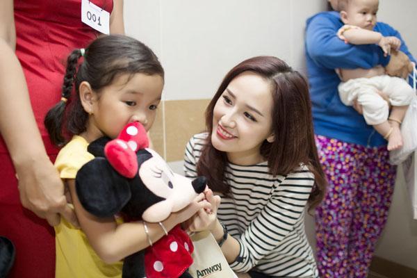 Trước đó, Mai Phương Thúy cũng dùng số tiền 700 triệu đồng gửi tới tổ chức Shbet888 tiền thưởng cực khủng nụ cười cho trẻ em không may mắn bị hở hàm ếch. Cô nàng chia sẻ bản thân hiện tại bận rộn không có mặt trực tiếp để làm từ thiện nên đã giúp đỡ những người khó khăn theo cách của riêng mình. Cô cũng tiết lộ đây là số tiền lớn nhất cô từng chuyển khoản nhưng chưa phải số tiền lớn nhất cô từng bỏ ra làm từ thiện.    