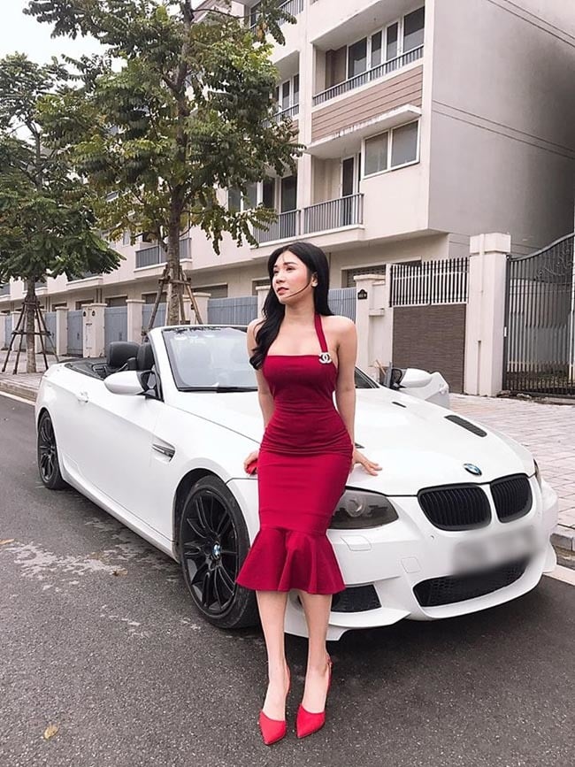 Ở độ tuổi còn rất trẻ, Thanh Bi đã sớm có nhà có xe khiến nhiều người ngưỡng mộ. Trước đó, nữ diễn viên 9X từng hé căn nhà riêng cô mua được bạn trai cũ hậu thuẫn một phần. Trong ảnh: Lại Thanh khoe dáng bên chiếc xe hơi sang trọng của ê-kíp đóng phim.  