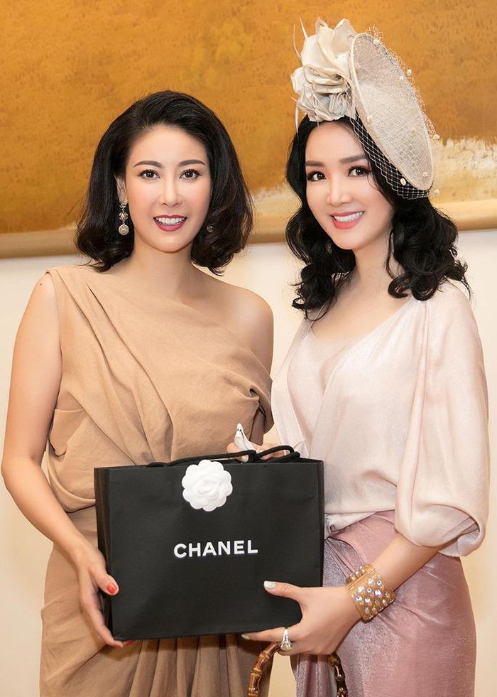 Hai người đẹp tạo dáng chụp hình trong buổi tiệc mừng sinh nhật.    