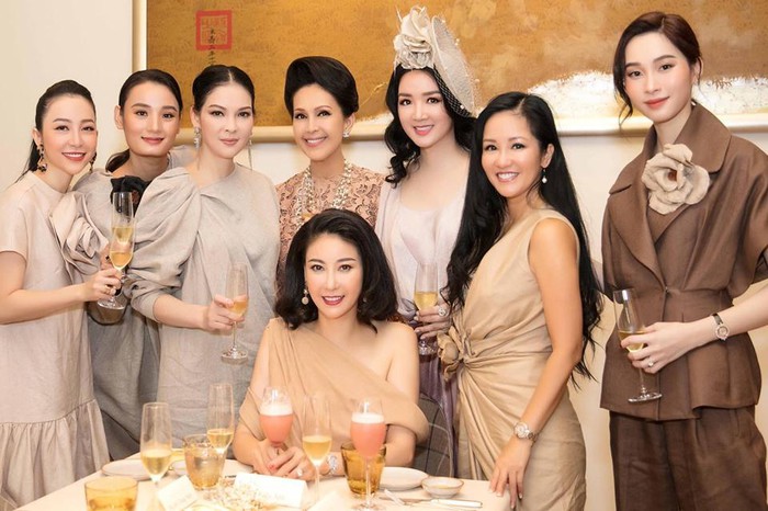 Bức ảnh Hoa hậu Hà Kiều Anh, Giáng My, Hồng Nhung 