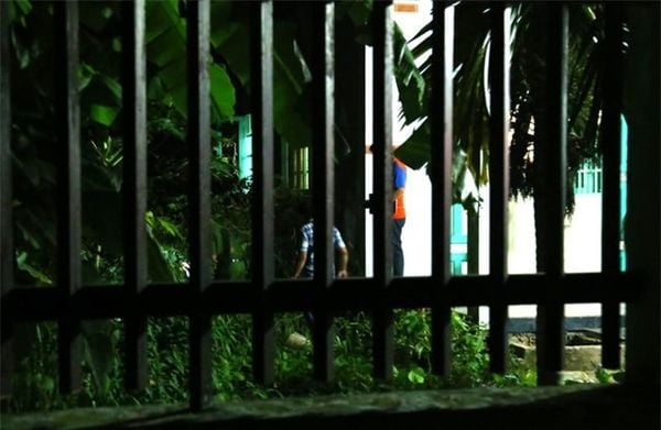 Lực lượng chức năng khám nghiệm hiện trường. (Ảnh: Dân Trí)  