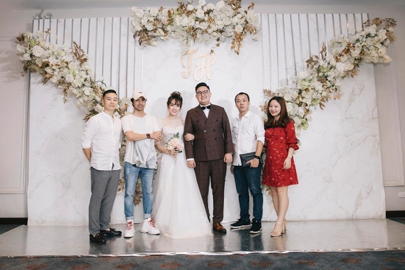 Khoảnh khắc hạnh phúc của đôi uyên ương bên người thân, bạn bè trong ngày trọng đại.    