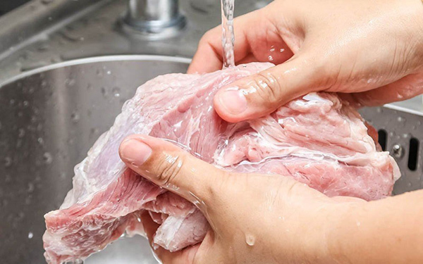 Không đổ nước thêm vào khi đang luộc