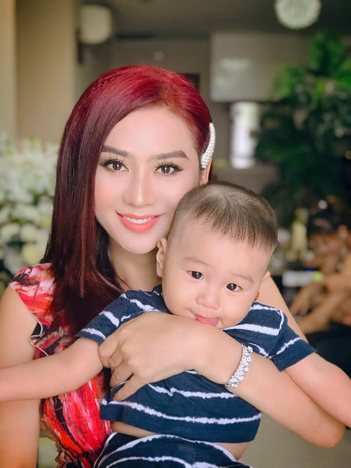 Lâm Khánh Chi và con trai.    