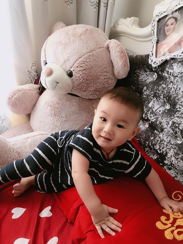 Bé Kim Long được khen bụ bẫm và đáng yêu.    