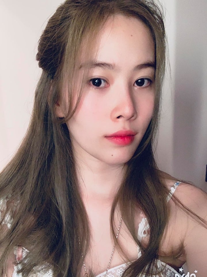 Cách đây ít giờ, Hoa khôi Nam Em chia sẻ dòng trạng thái mới trên trang cá nhân.Đính kèm bức ảnh chụp cận cảnh gương mặt biểu cảm hơi lãnh đạm là những triết lý đầy lạc quan của người đẹp miền Tây sau sóng gió tình ái với danh hài Trường Giang.    Theo tâm sự của mỹ nhân thì Nam Em của hiện tại đã vô cùng lạc quan và mạnh mẽ. Cô không quên gửi lời cảm ơn đến... 