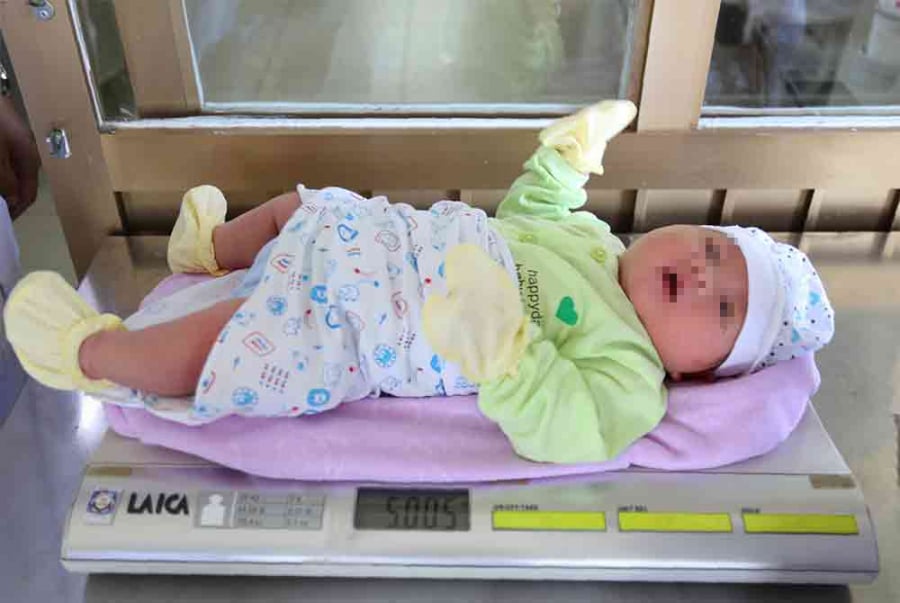 Em bé sinh ra đã nặng 5kg