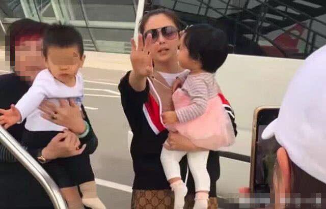 Sau ly hôn cô nuôi hai con một mình