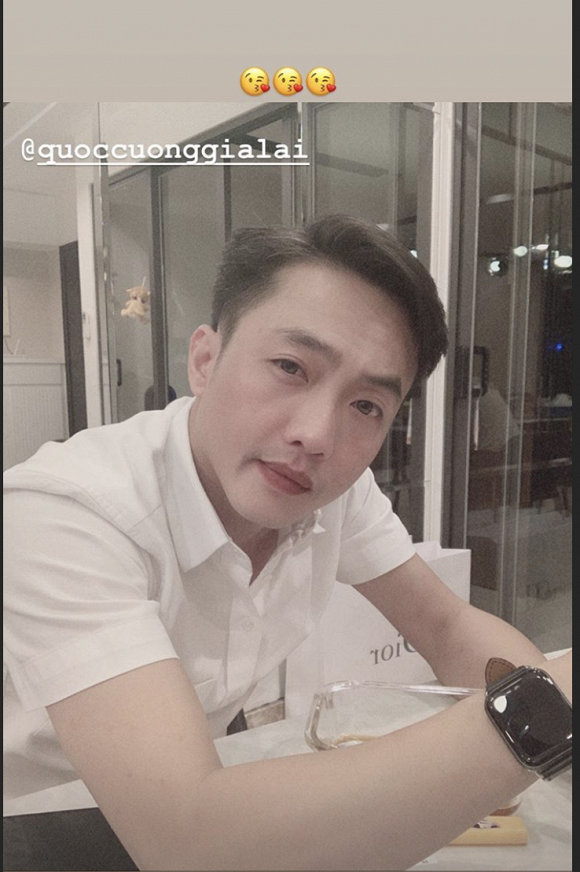 Mới đây, trên instagram cá nhân, Đàm Thu Trang đã làm điều bất ngờ dành cho chồng tương lai. Cô khoe ảnh chính diện của Cường Đô La với thần thái đĩnh đạc, khuôn mặt rạng rỡ, nụ cười hơi nhoẻn nhẹ trên môi. Đi kèm bức ảnh, người đẹp không quên để biểu tượng 