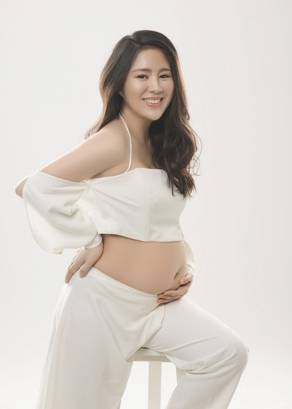 Tuy chia sẻ niềm vui với khán giả khi mang bầu bé thứ 2 nhưng Lê Phương vẫn giữ kín giới tính của bé suốt thời gian qua. Nhưng trong một đoạn livestream mới đây trên trang cá nhân của mình, Lê Phương vô tình tiết lộ giới tính bé thứ 2 là một bé gái. Lê Phương gọi vui thiên thần bé nhỏ của mình là 