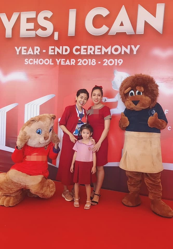 Nữ diễn viên chọn cho mình chiếc đầm đỏ để tông xuyệt tông với con gái. Vì một số bệnh liên quan đến xương nên bao lâu nay cô không thể di chuyển bằng giày cao gót mà ở bất cứ Shbet999 com đăng nhập nào thì Mai Phương cũng chọn giày thể thao nhẹ nhàng.    