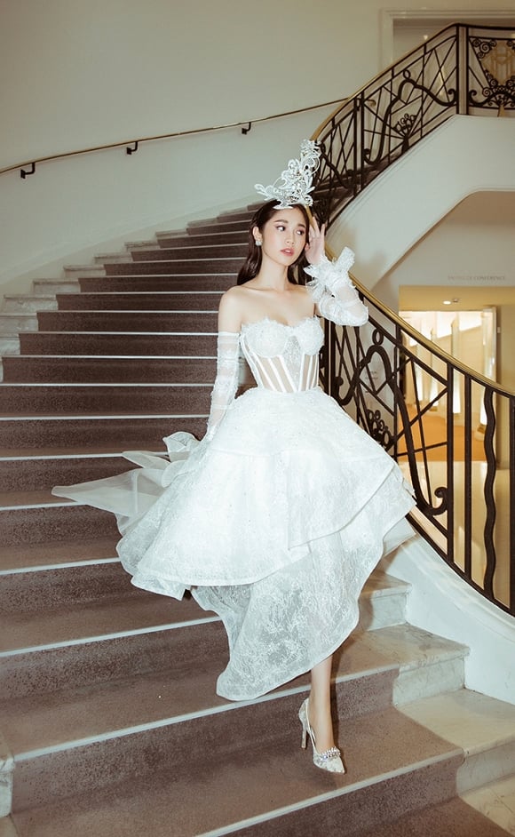 Cô em út Quỳnh Hương cũng vô cùng nổi bật với style công chúa.