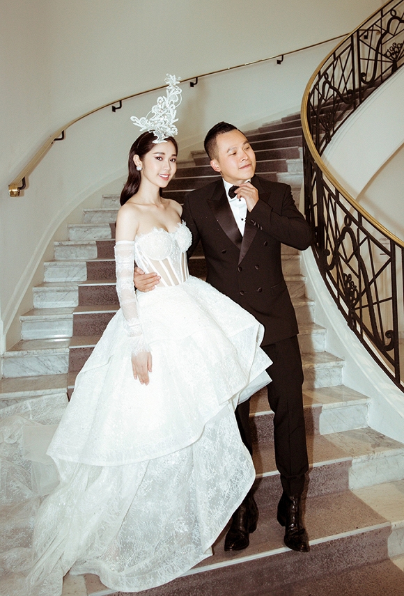 Quỳnh Hương bên ông bầu Khắc Tiệp.