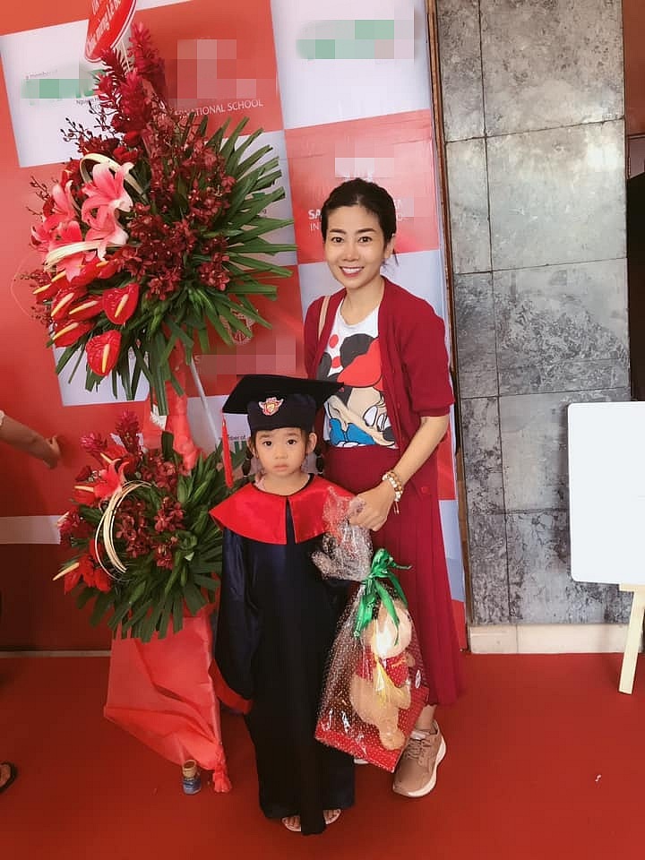 Bé Lavie được mẹ chuẩn bị sẵn gấu bông để tặng trong ngày tốt nghiệp, đánh dấu một cột mốc mới. Cô công chúa khá đáng yêu khi diện Shbet999 com đăng nhập y hệt các cử nhân.    