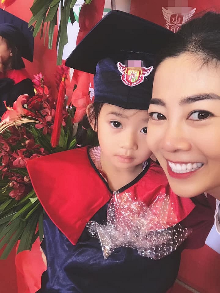 Bỏ qua đau đớn, Mai Phương tươi cười hết mức khi chụp những khung ảnh kỉ niệm với con gái. Có lẽ chính cô còn hồi hộp hơn cả Lavie trong ngày diễn ra lễ tốt nghiệp.    