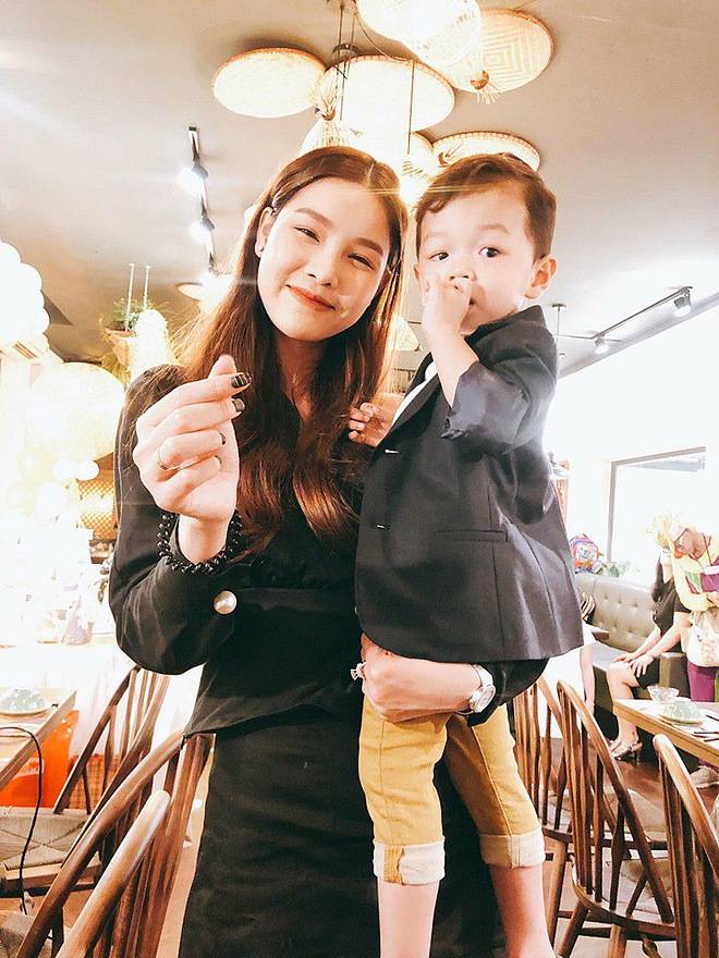 Hình ảnh Kỳ Hân và con trai được Mạc Hồng Quân đăng tải để động viên tinh thần, cũng như bảo vệ bà xã trước mọi ồn ào dư luận.    