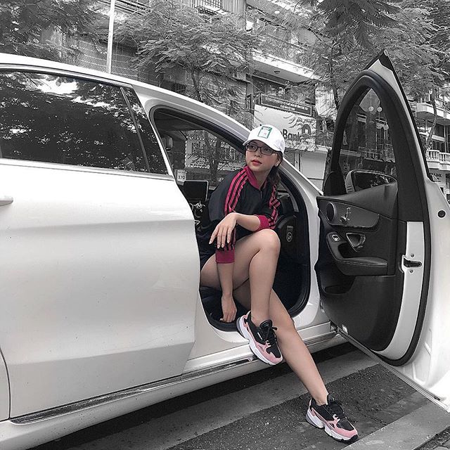 Hot girl 9X còn gây ấn tượng khi mặc mốt giấu quần ra phố.    